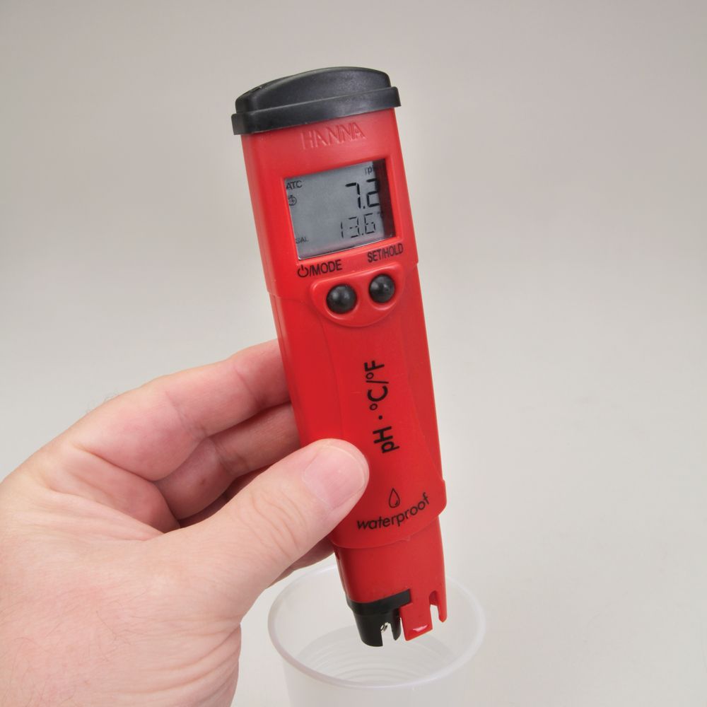 Hanna® Waterproof Field pH Meter (resolution 0.1 pH)
